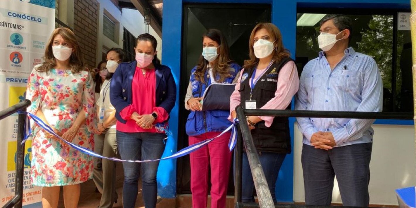 Entrega equipamiento laboratorio hnd