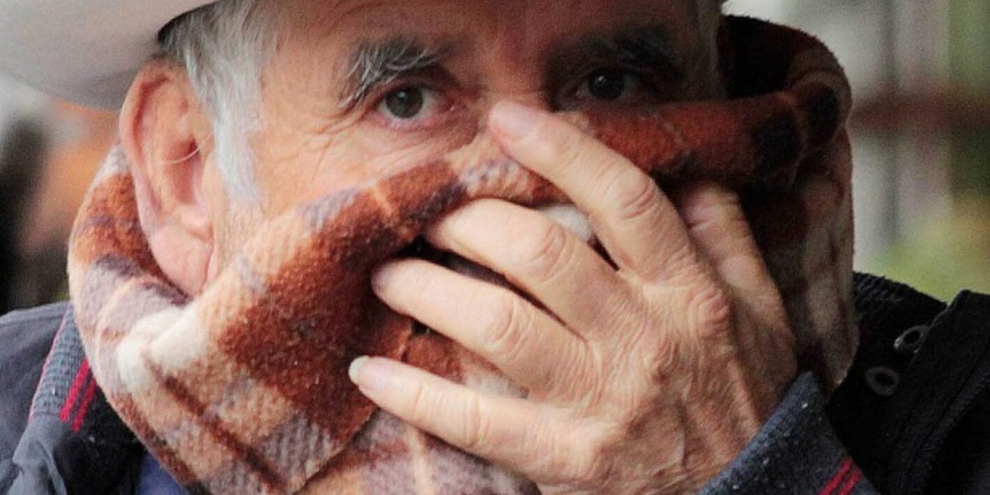 Hombre se cubre la cara