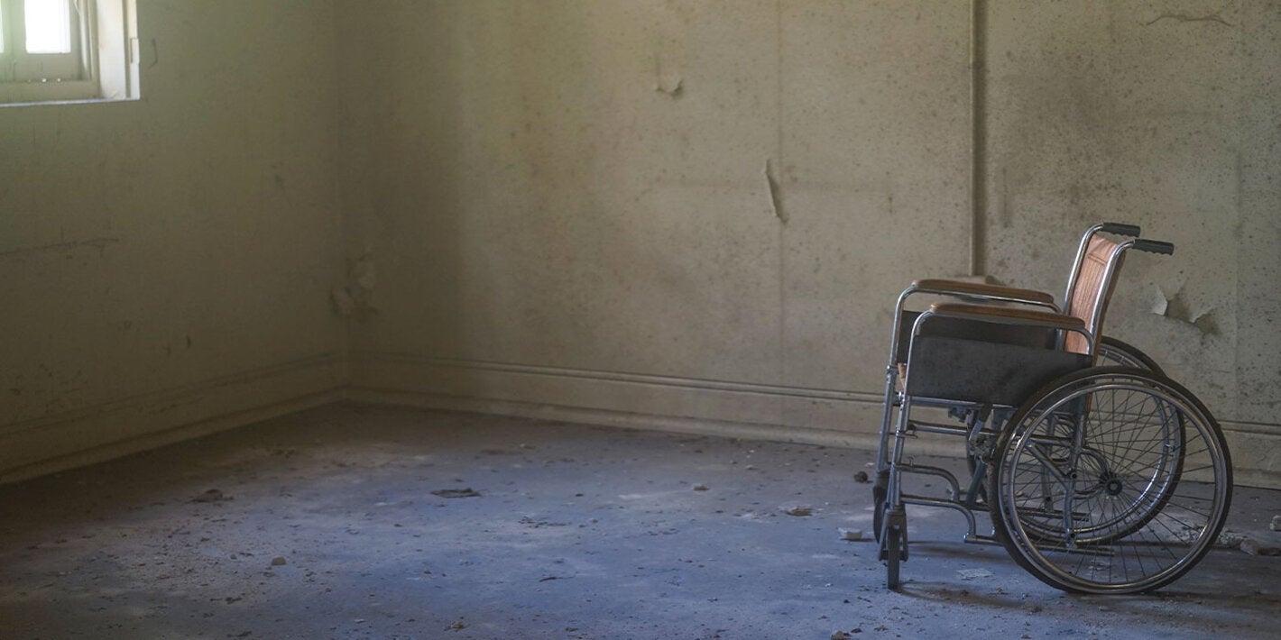 Silla de ruedas abandonada en una habitación de hospital
