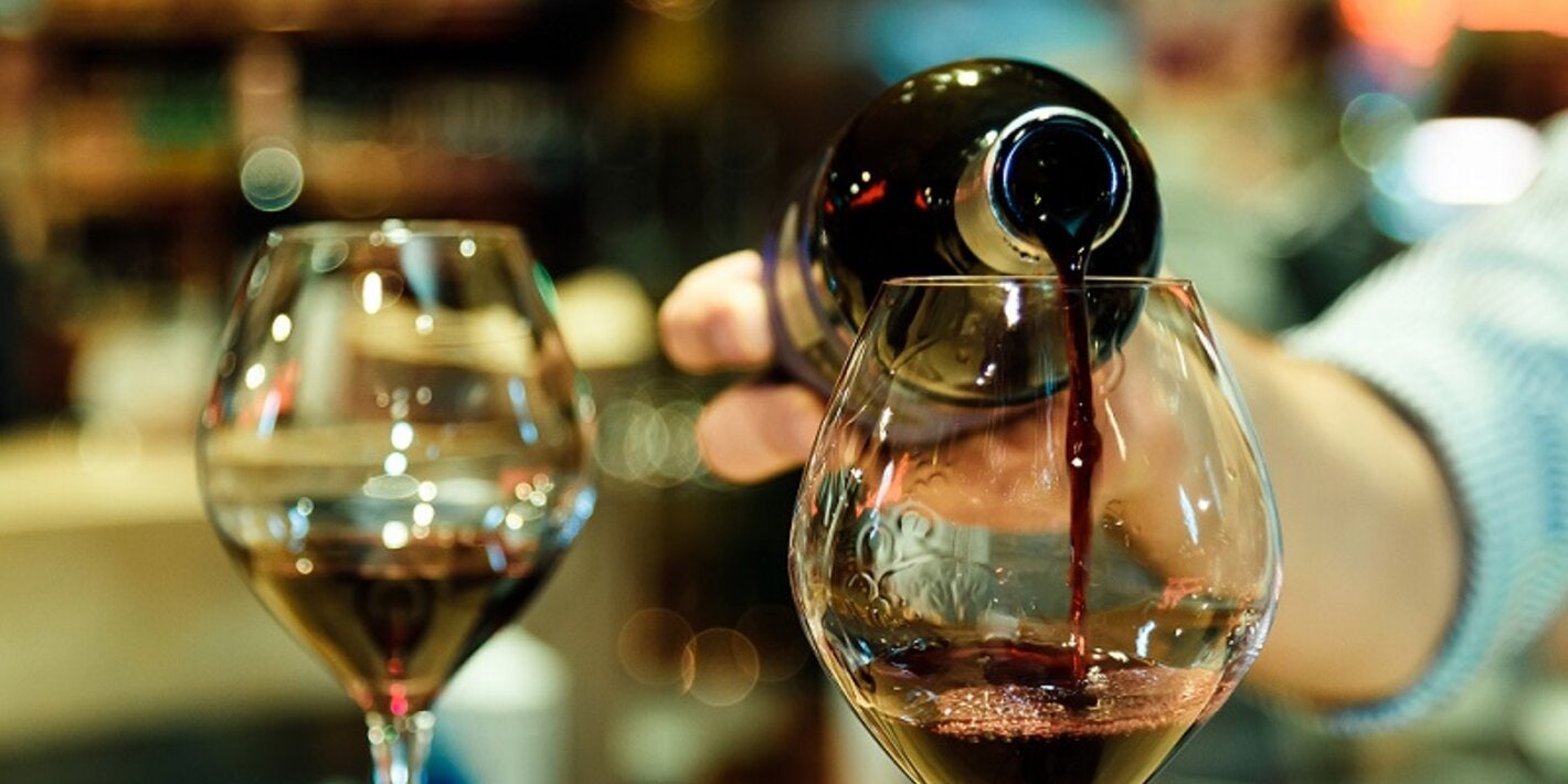 Pesquisa da OPAS em 33 países e 2 territórios aponta que quase metade dos entrevistados no Brasil relatou alto consumo de álcool durante a pandemia