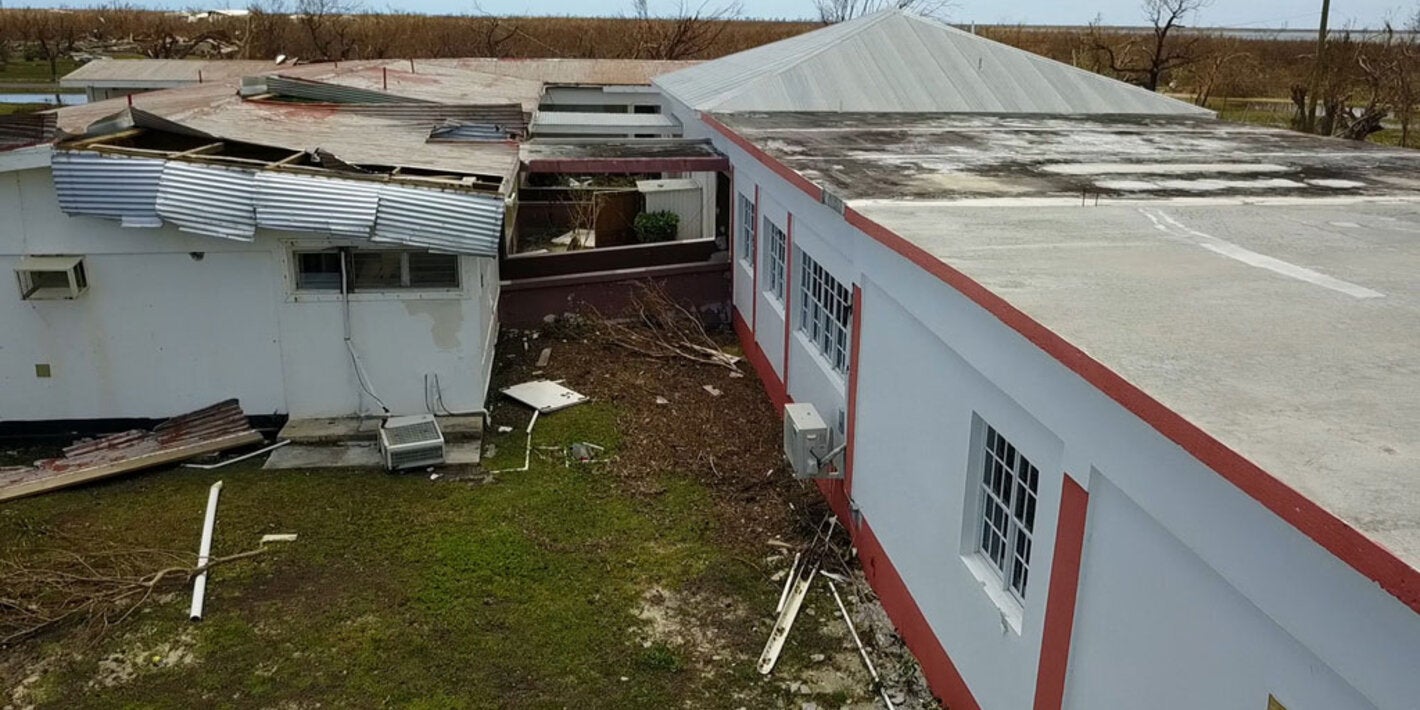 Evaluación aérea de los daños al hospital Hanna Thomas - Antigua