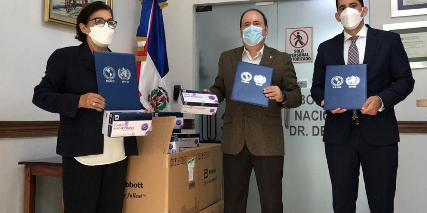 Autoridades durante la entrega