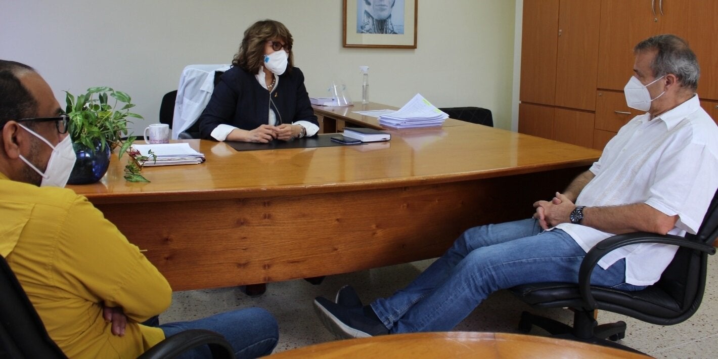 Reunión en el INHRR