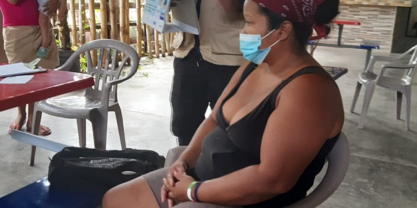 voluntario-atiende-paciente-en-albergue