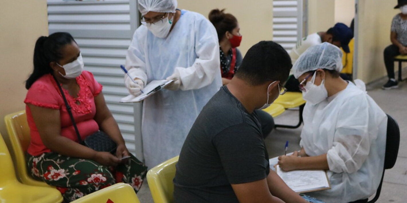 Trabalhadores de saúde do município de Manaus atendem aos pacientes