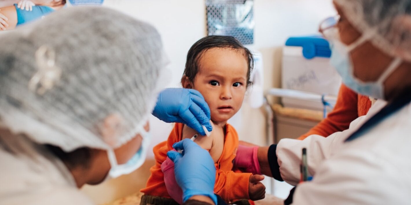 Niño es vacunado en Cochabamba, Bolivia