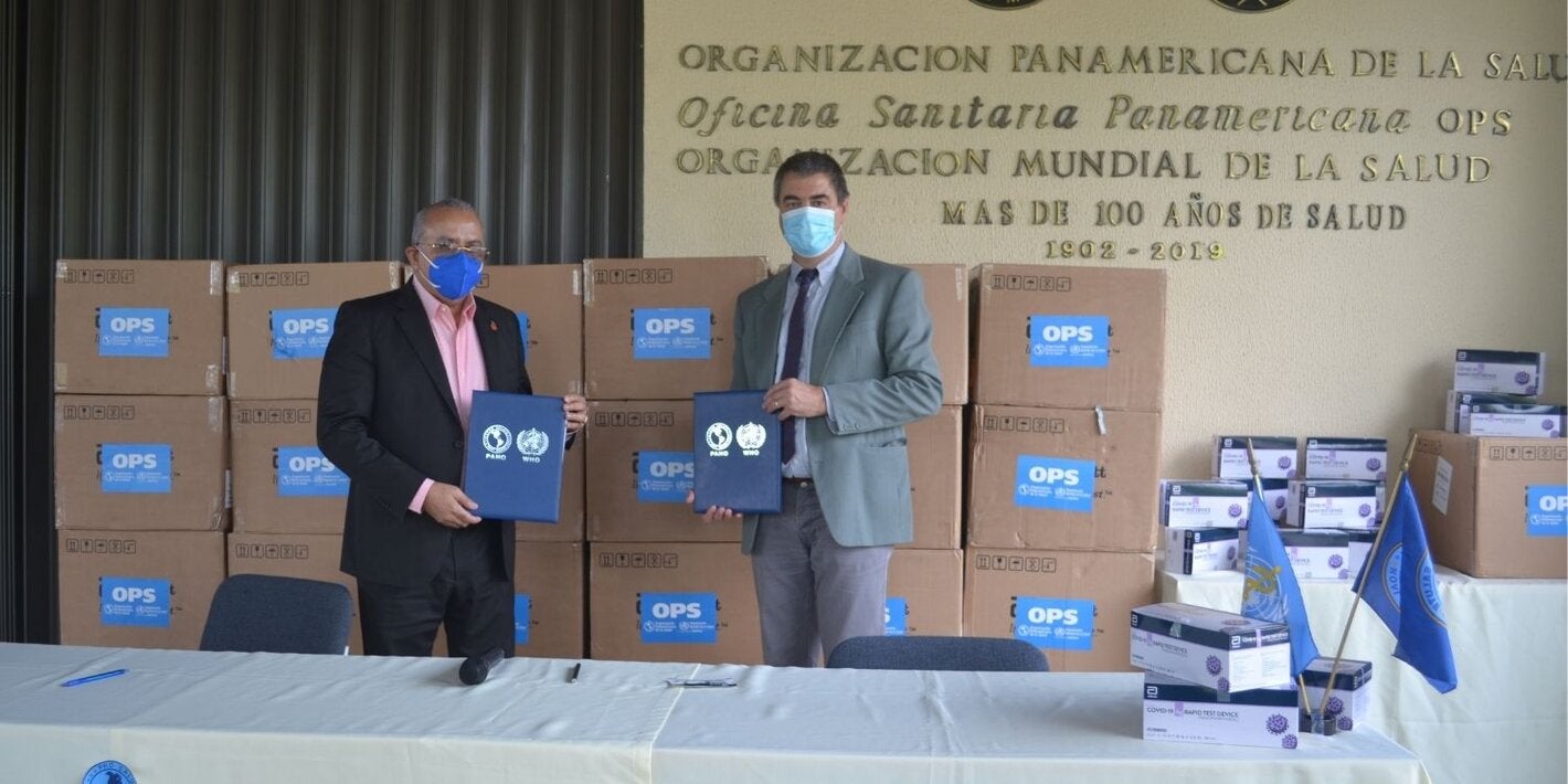 Ministro de salud y representante durante la firma del acto de entrega 