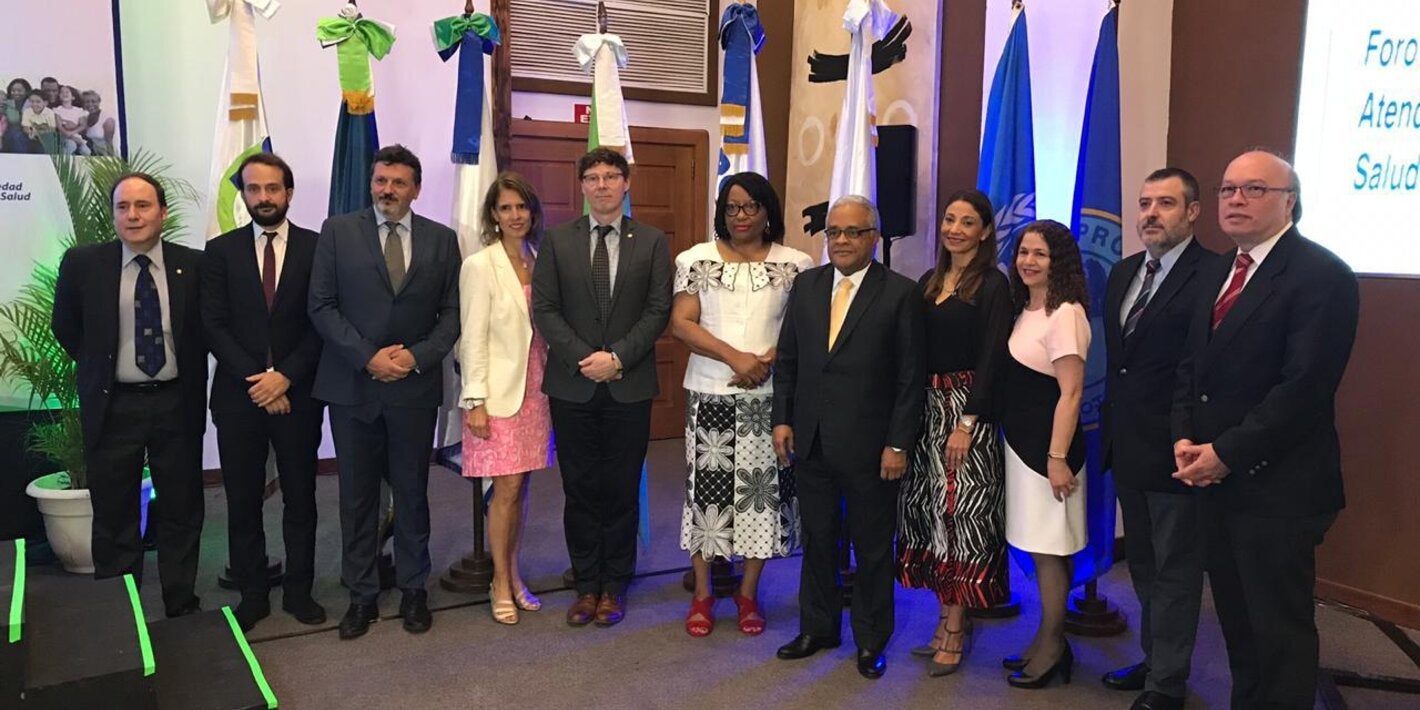 Autoridades durante la apertura del Foro