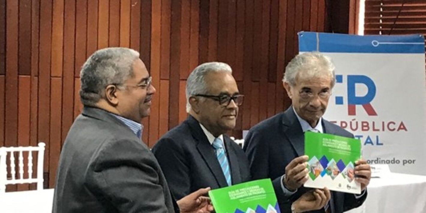 Autoridades durante la entrega