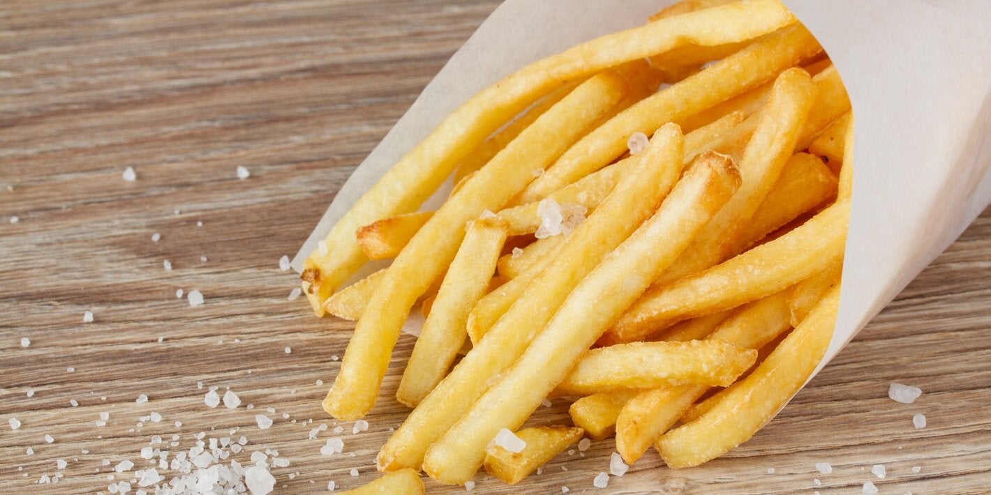 Papas fritas con alta cantidad de sal