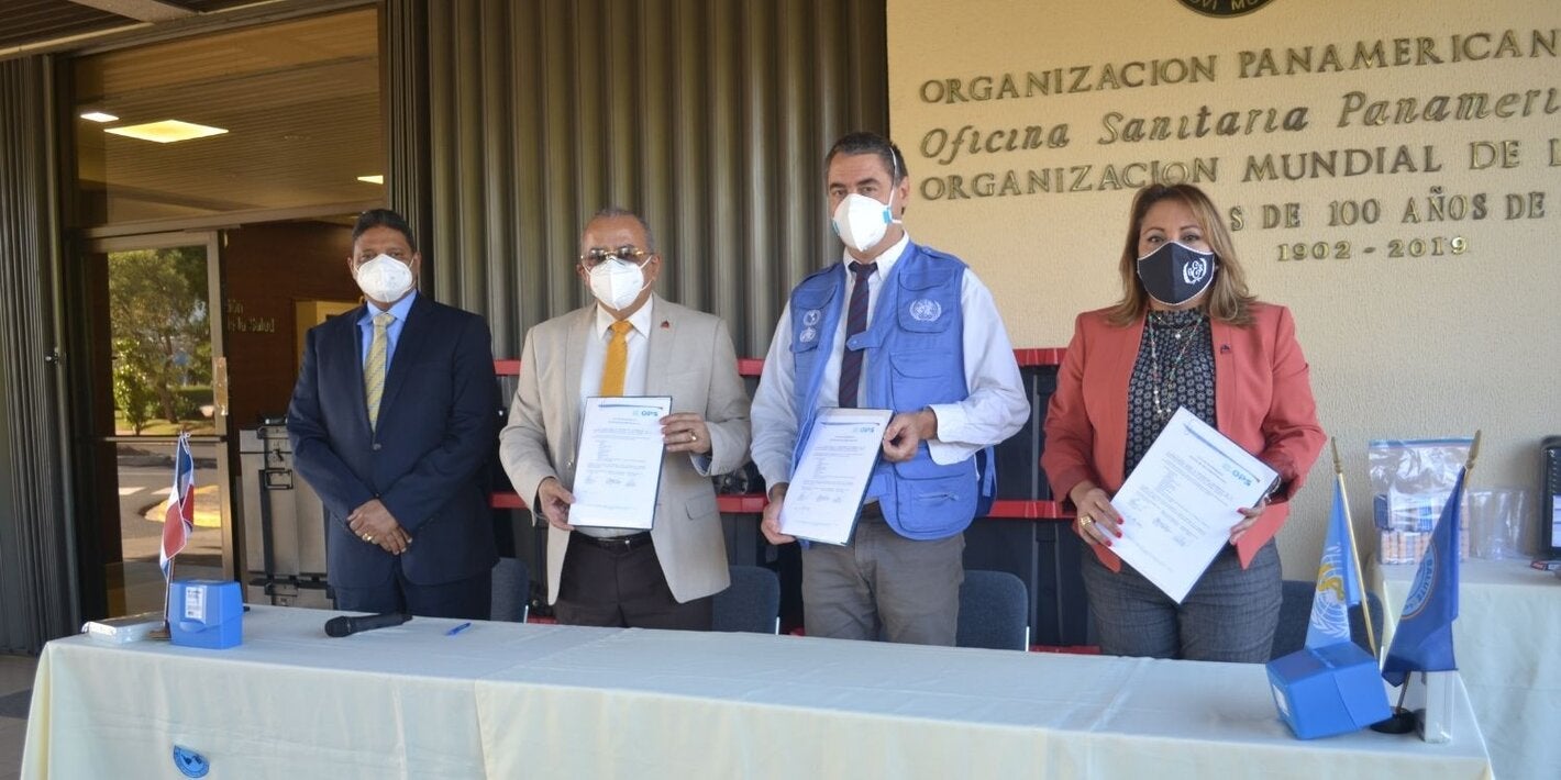 Autoridades durante la entrega formal de la donación