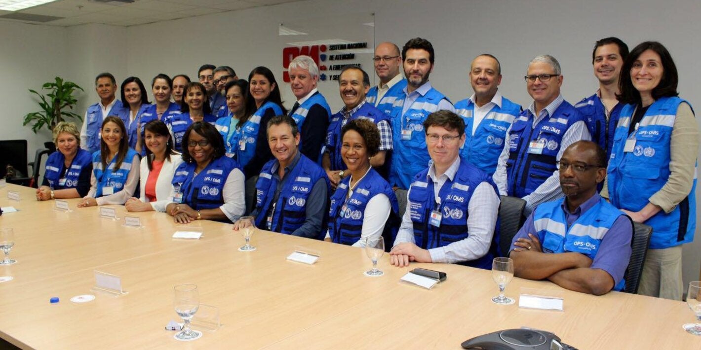 Directora junto a equipo de OPS durante la visita