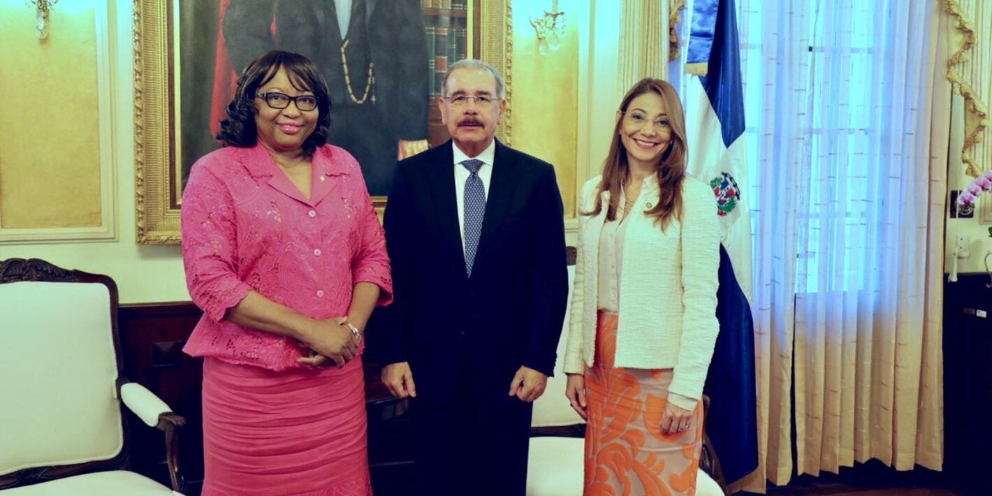 Directora de OPS junto a presidente de la Republica y representante OPS en el país 