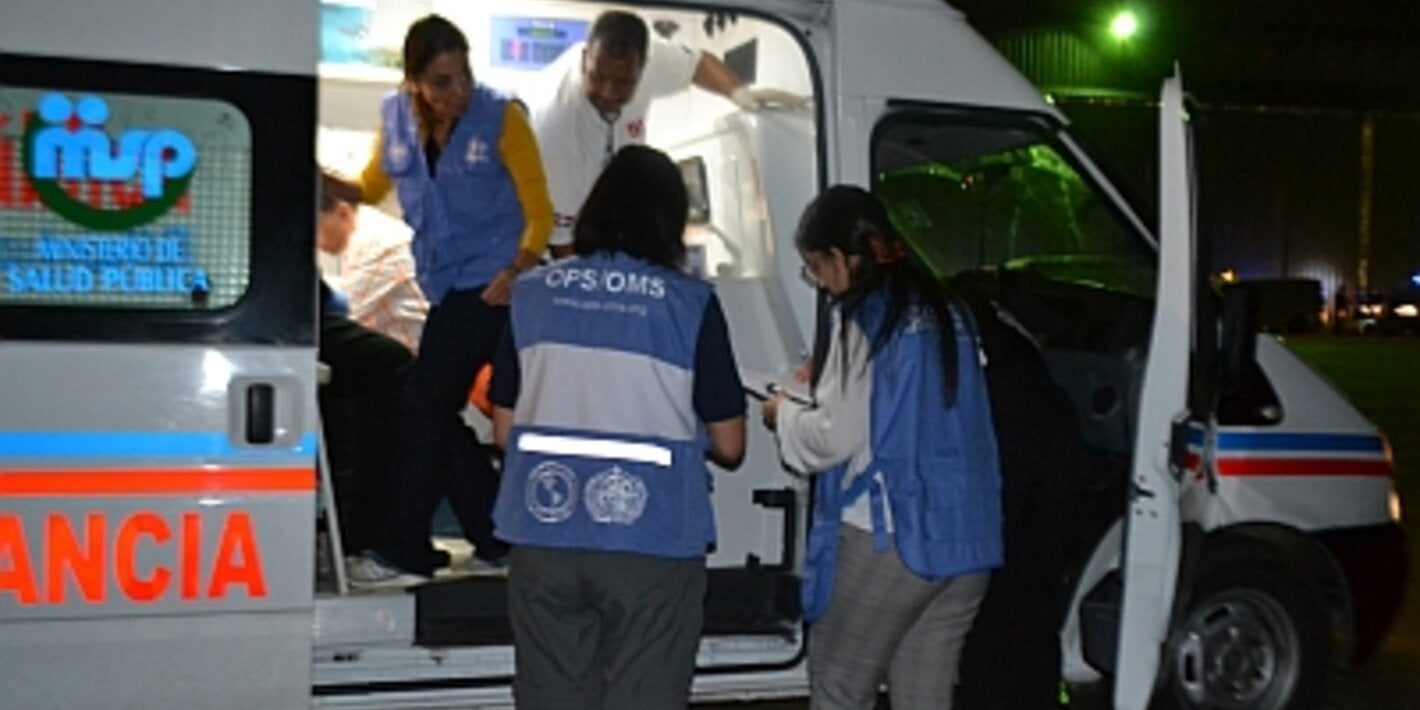 Personal de OPS durante la asistencia humanitaria
