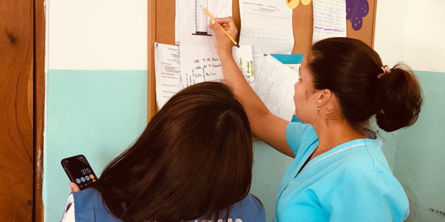 Asesora OPS con personal de inmunización provincial