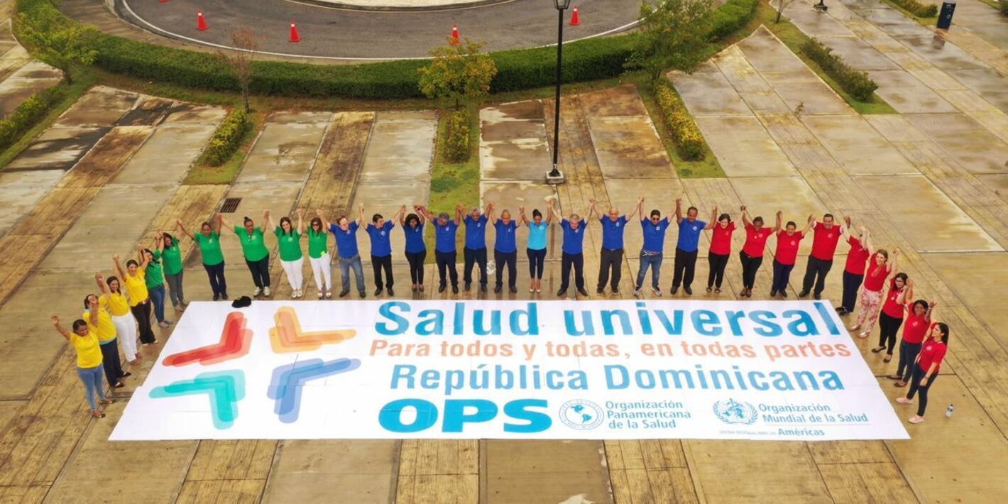 Cadena humana para formar frase salud universal