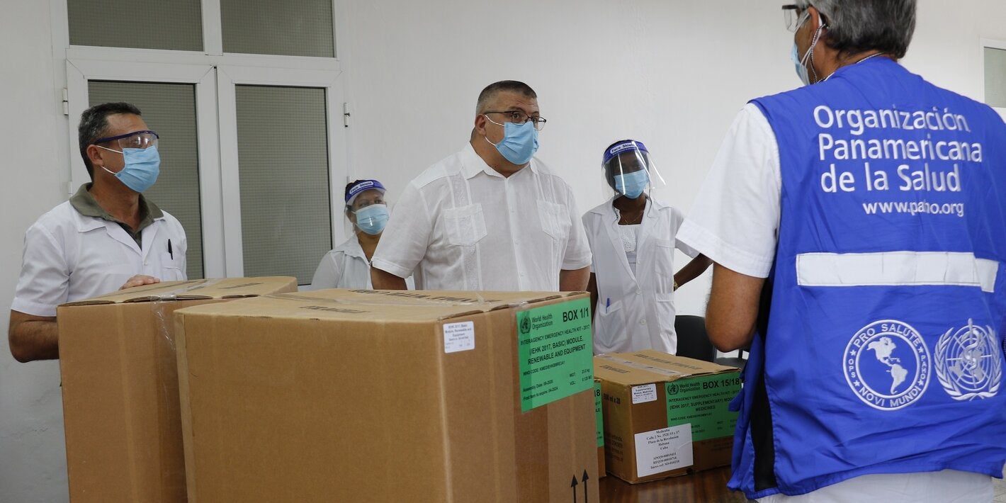 Entrega kit de emergencia en Hospital "General Calixto García"