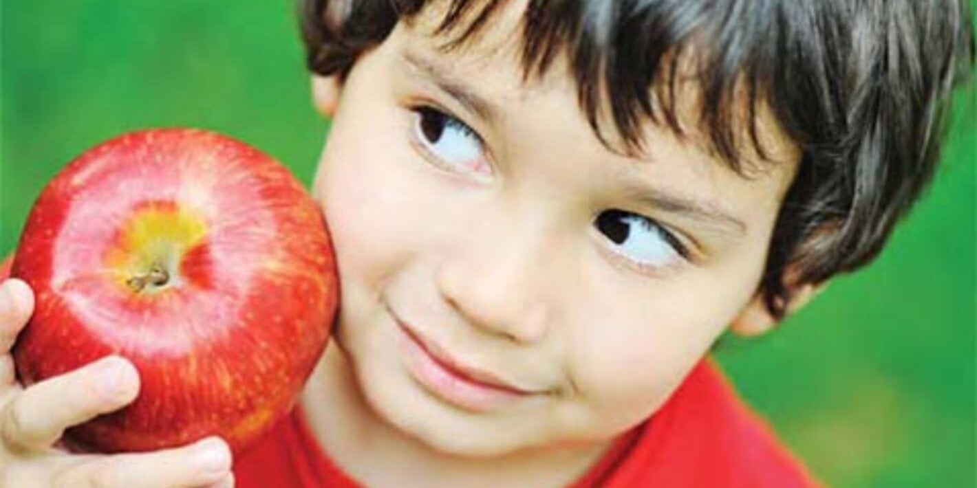 Niño comiendo manzana