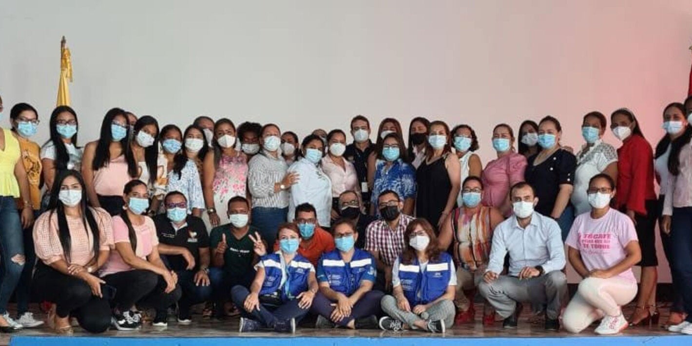 Grupo de personas que asistieron al taller