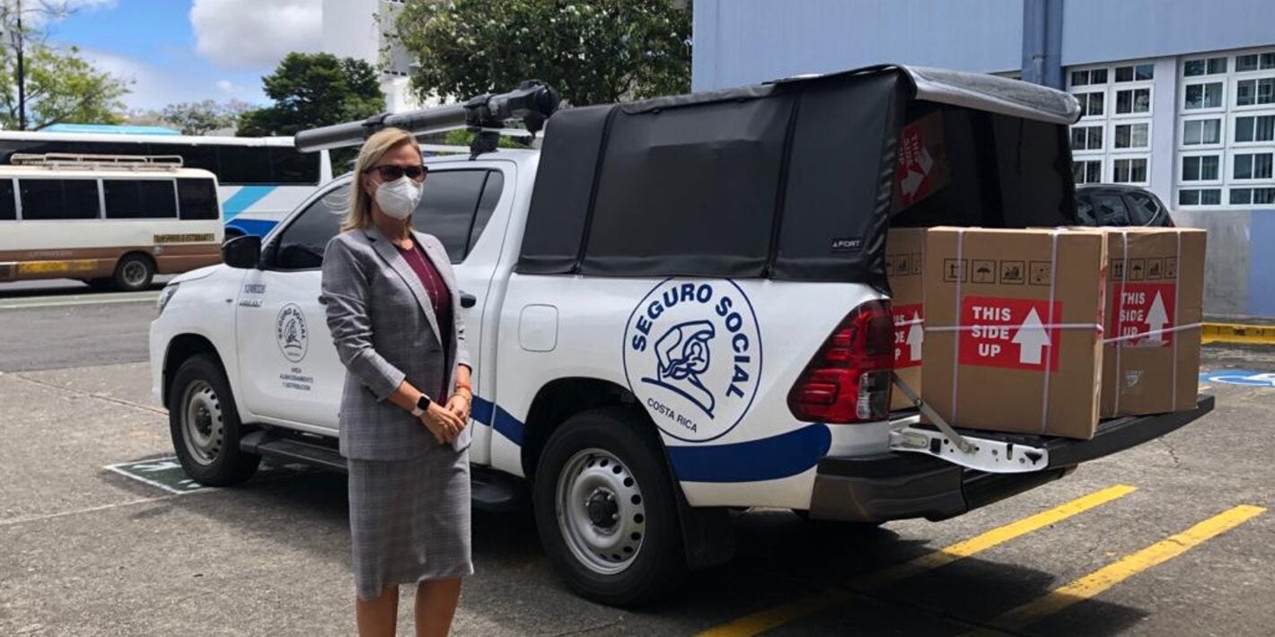 Entrega de la donacion de kit de hisopado a la CCSS