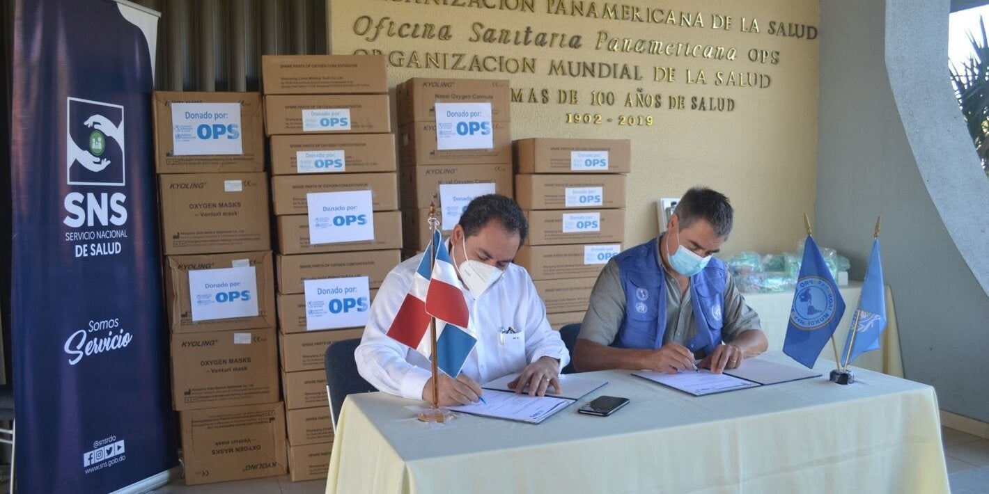 Director del SNS junto al representante de OPS en el país durante la firma de entrega de la donación 