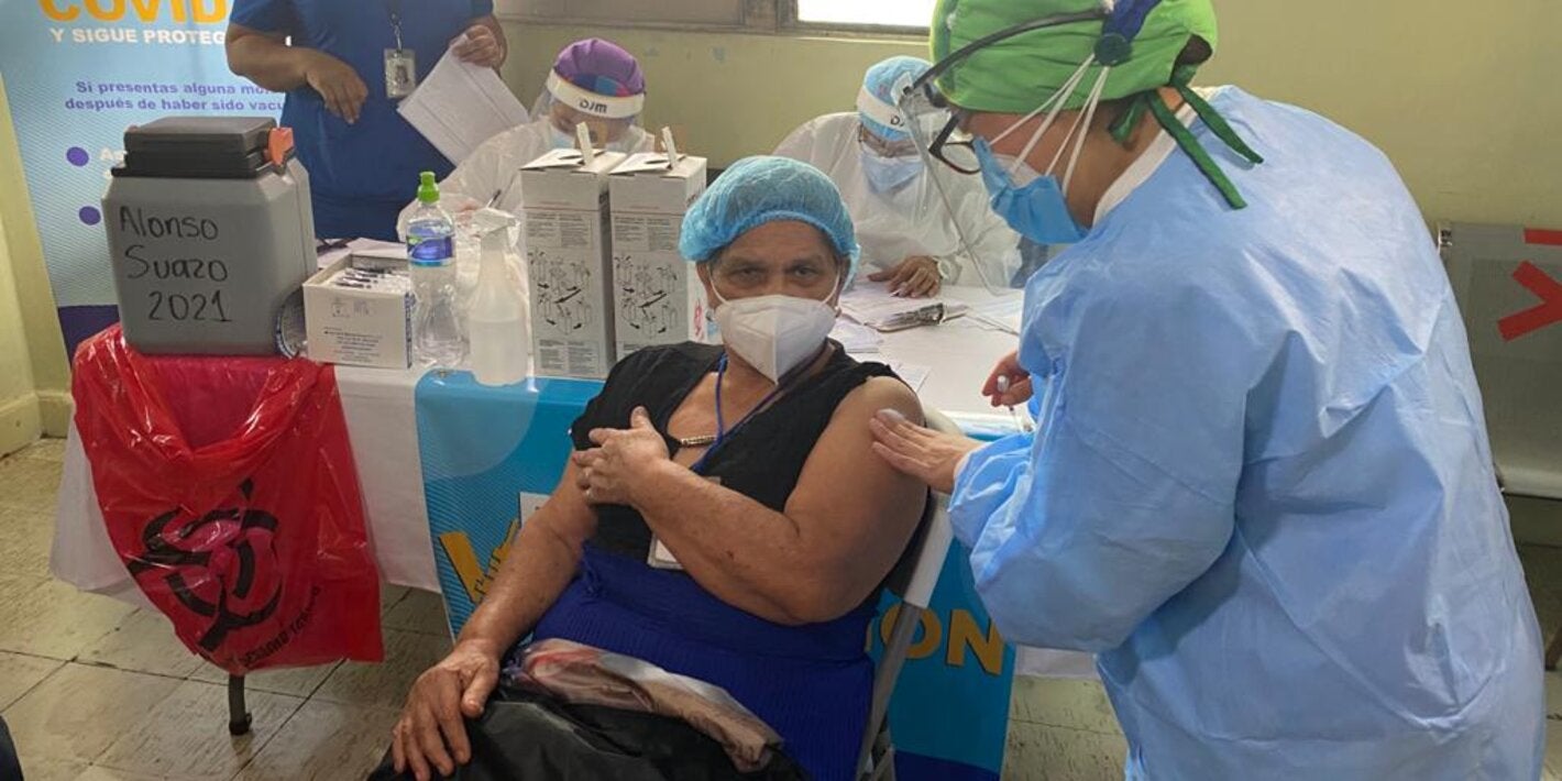 Isbella-gutierrez-se aplica la vacuna contra la COVID-19