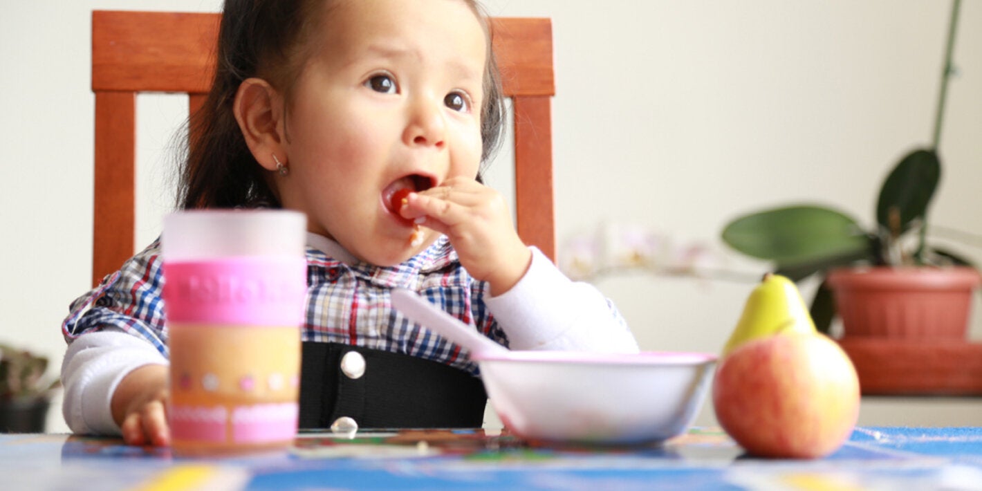 Nina come comida saludable