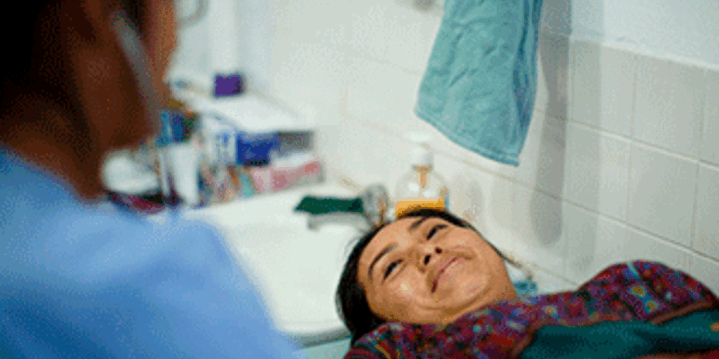 Mujer siendo examinada por médico