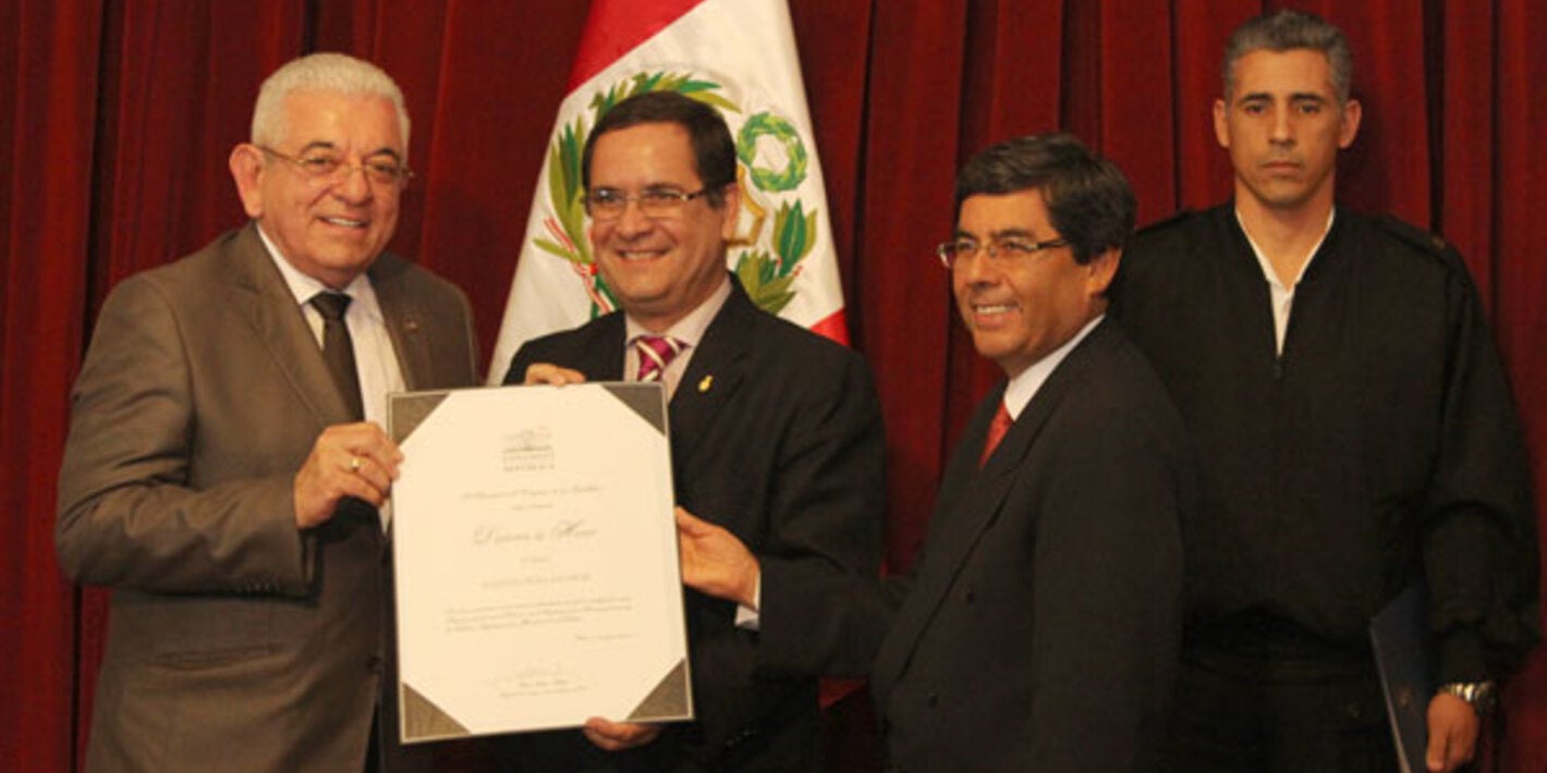 Congreso peruano distingue a representante de OPS en Perú 