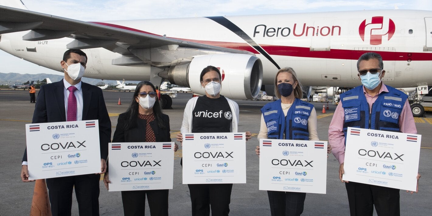 Esteban Vega, Gerente de Logística de la CCSS; Alejandra Acuña; Viceministra de Salud, Patricia Portela, Representante de UNICEF en CR; María Dolores Pérez, Representante de OPS en CR y Wilmer Marquiño, Asesor en Vigilancia de la Salud, Prevención y Control de Enfermedades de OPS en CR