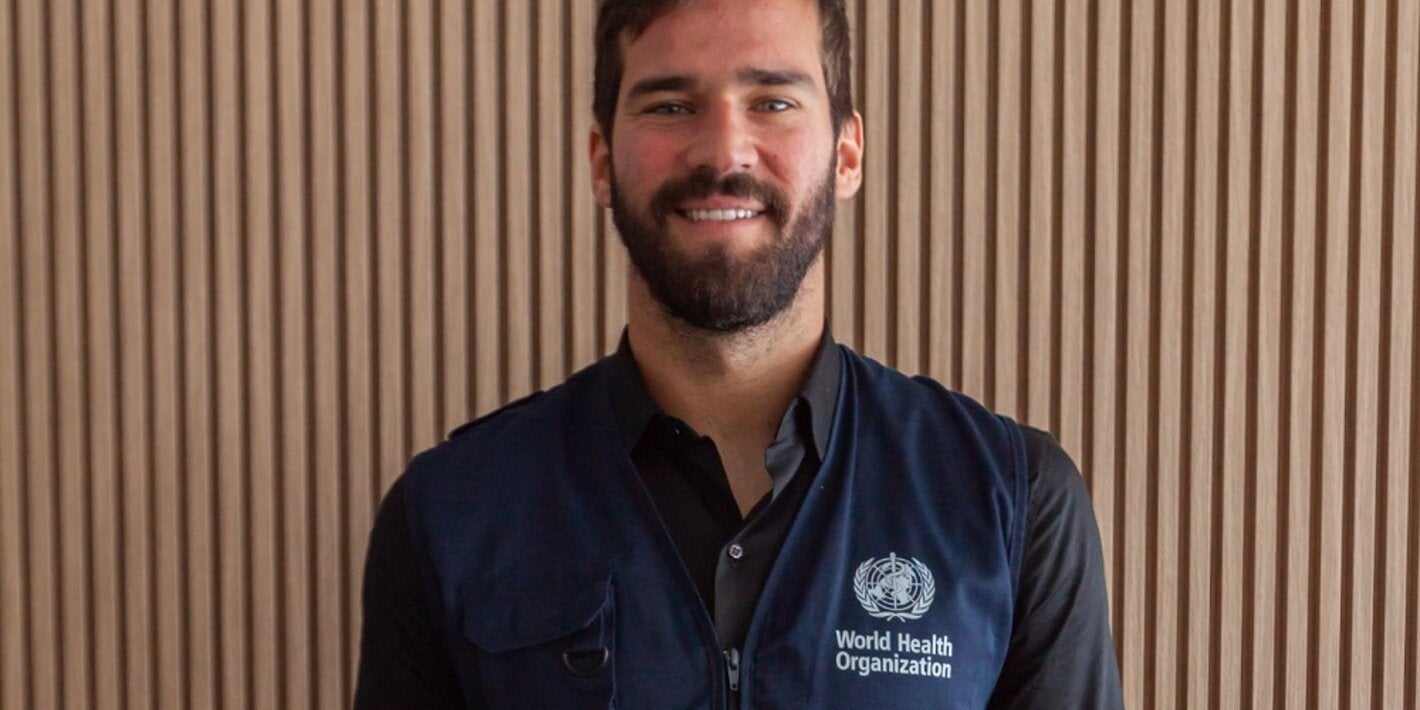 Alisson Becker com o colete da OMS