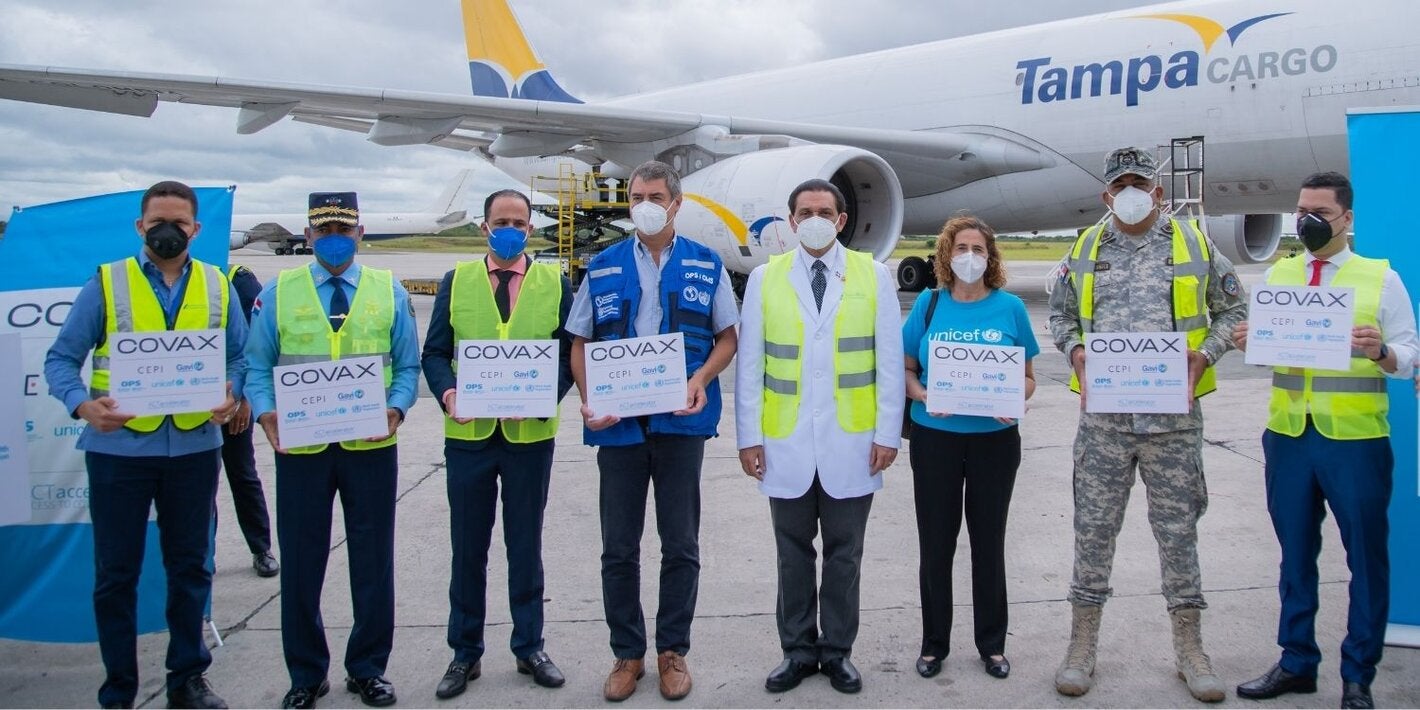 Autoridades durante recibimiento de vacunas en el aeropuerto