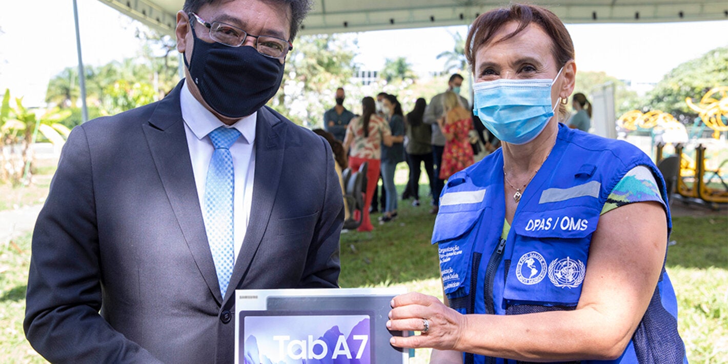 OPAS doa para Secretaria de Saúde do Distrito Federal tablets, tendas e adesivos para cartões de vacina