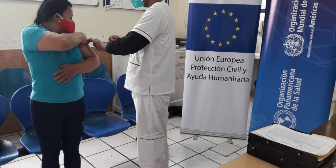 Se aplica vacunas a menores en Tulcán, con insumos donados por la OPS