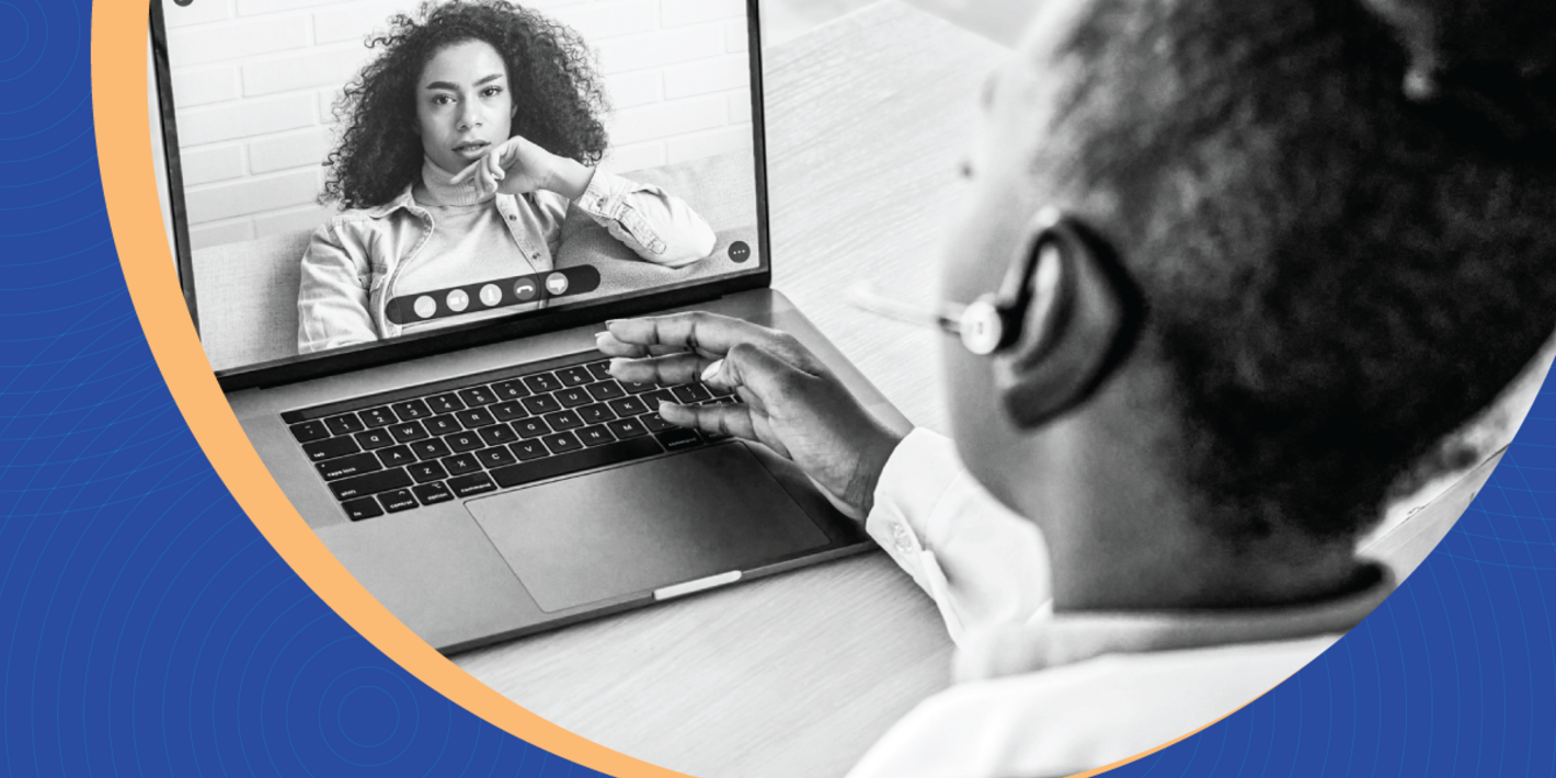 imagen de un hombre hablando con una mujer a través de una llamada por computadora