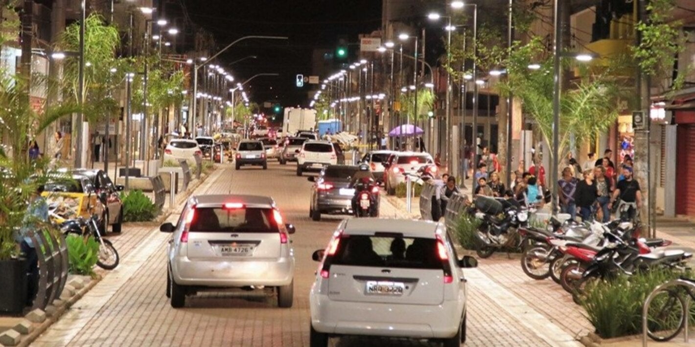 Calle de Campo Grande en la noche, donde conviven diferentes usuarios de las vías