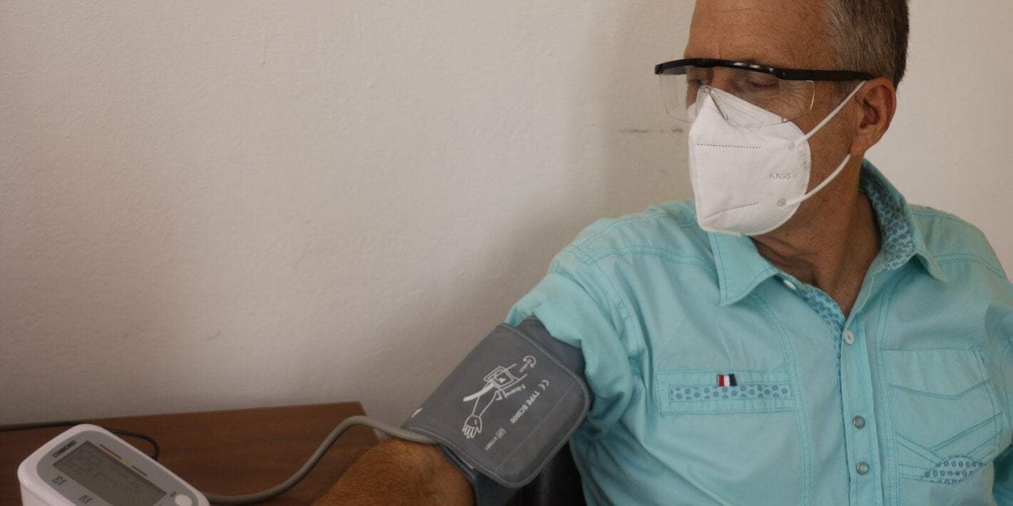 Jose Antonio chequea su presión