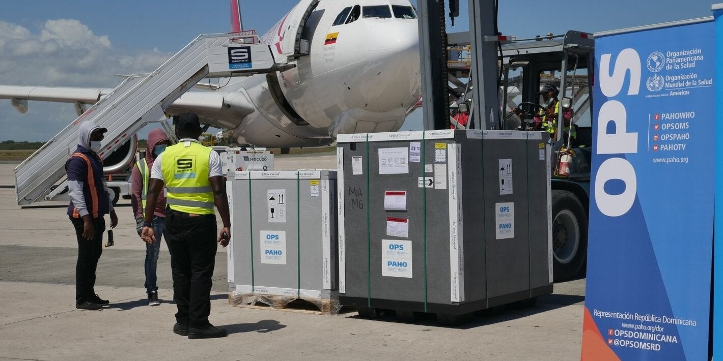 Contenedores de vacunas en pista de aeropuerto