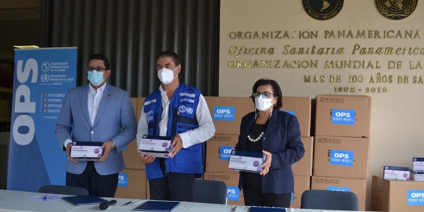 Autoridades del MSP y OPS durante la entrega formal de la donación 