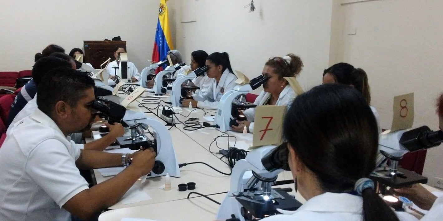 OPS promueve el fortalecimiento de la red de diagnóstico de la malaria en Venezuela