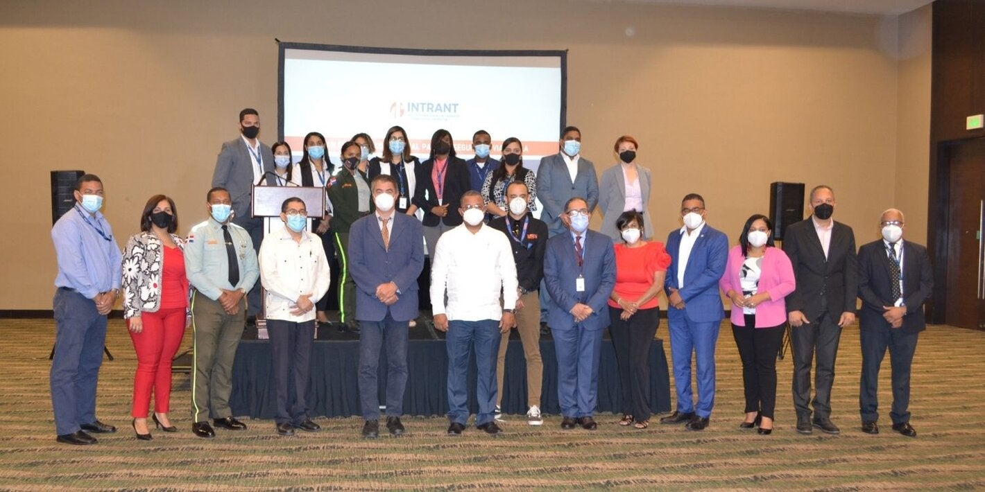 Los participantes de la actividad en una foto grupal