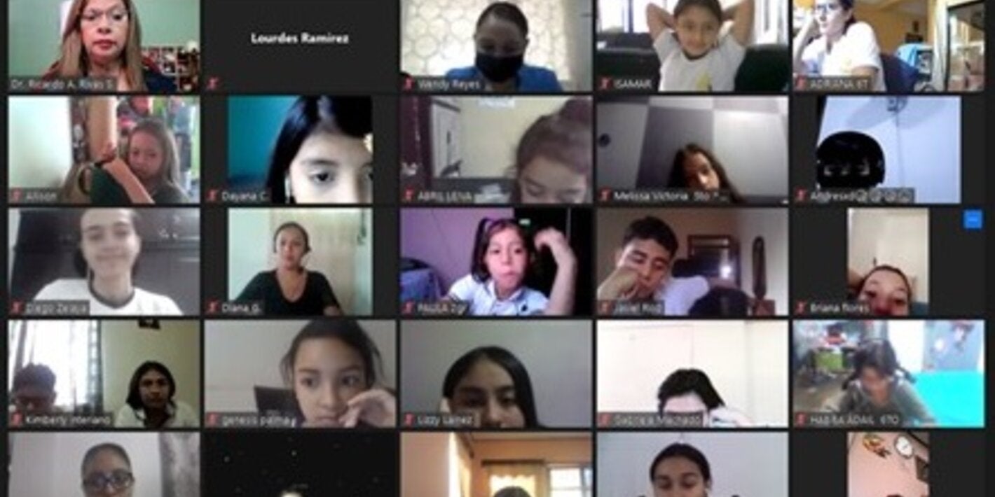 Jóvenes estudiantes conocen sobre el tabaquismo