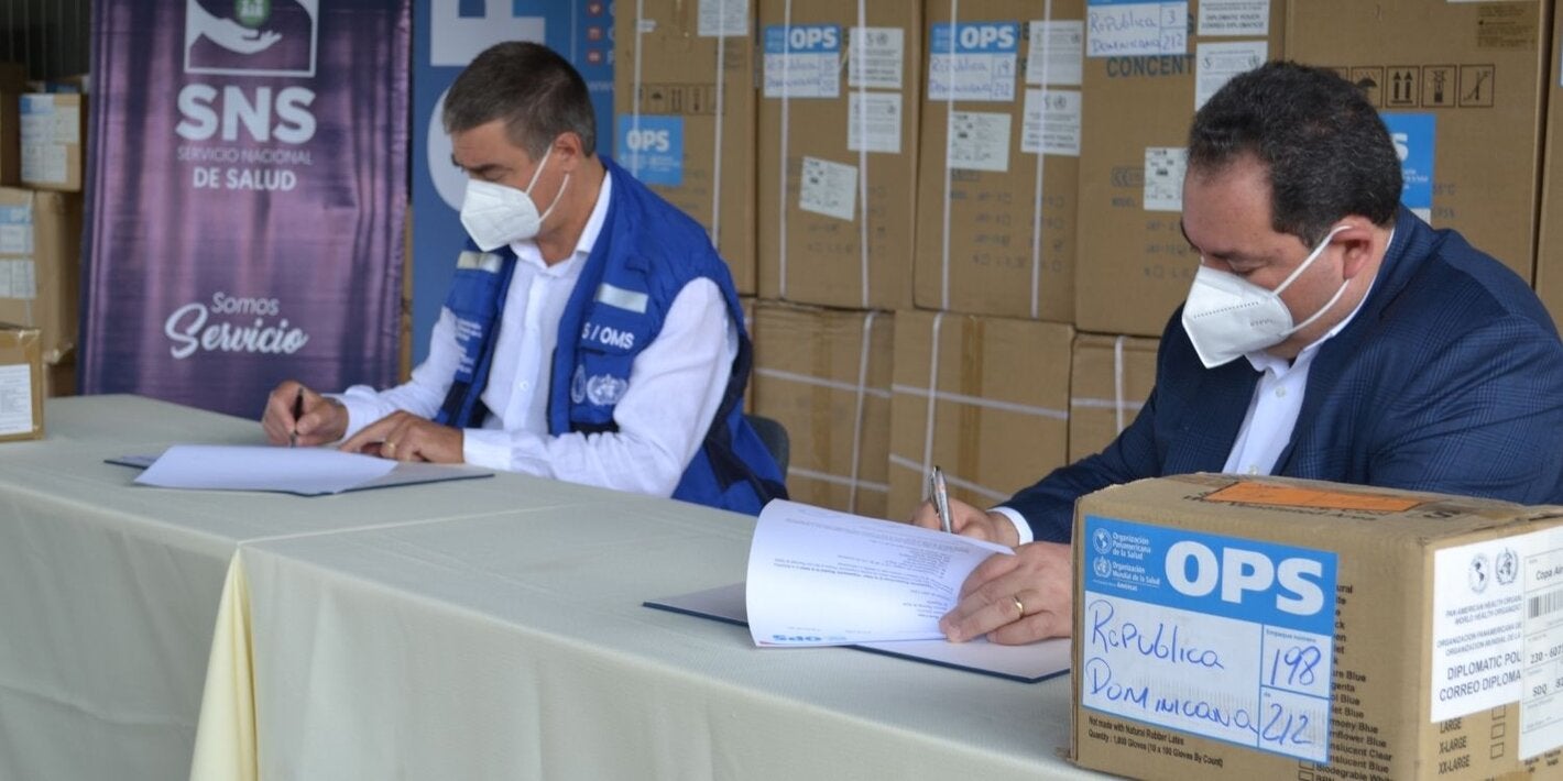 Representante de OPS y director del SNS durante la entrega