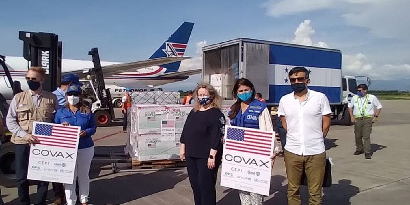 Llegada de vacunas en aeropuerto con representante