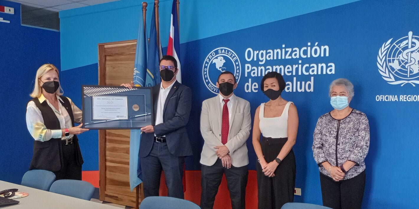 Entrega de certificado y medalla al equipo mSalud