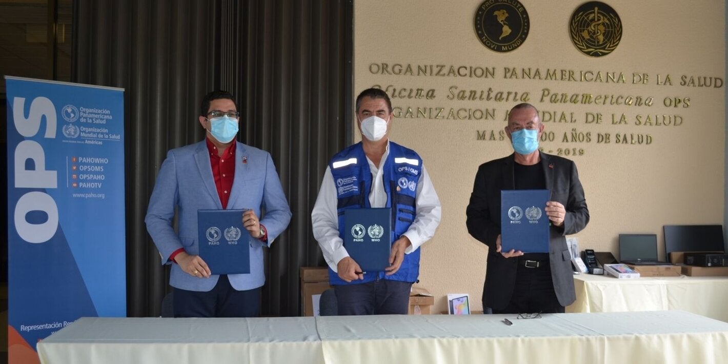 Autoridades locales y representante OPS durante entrega donación 