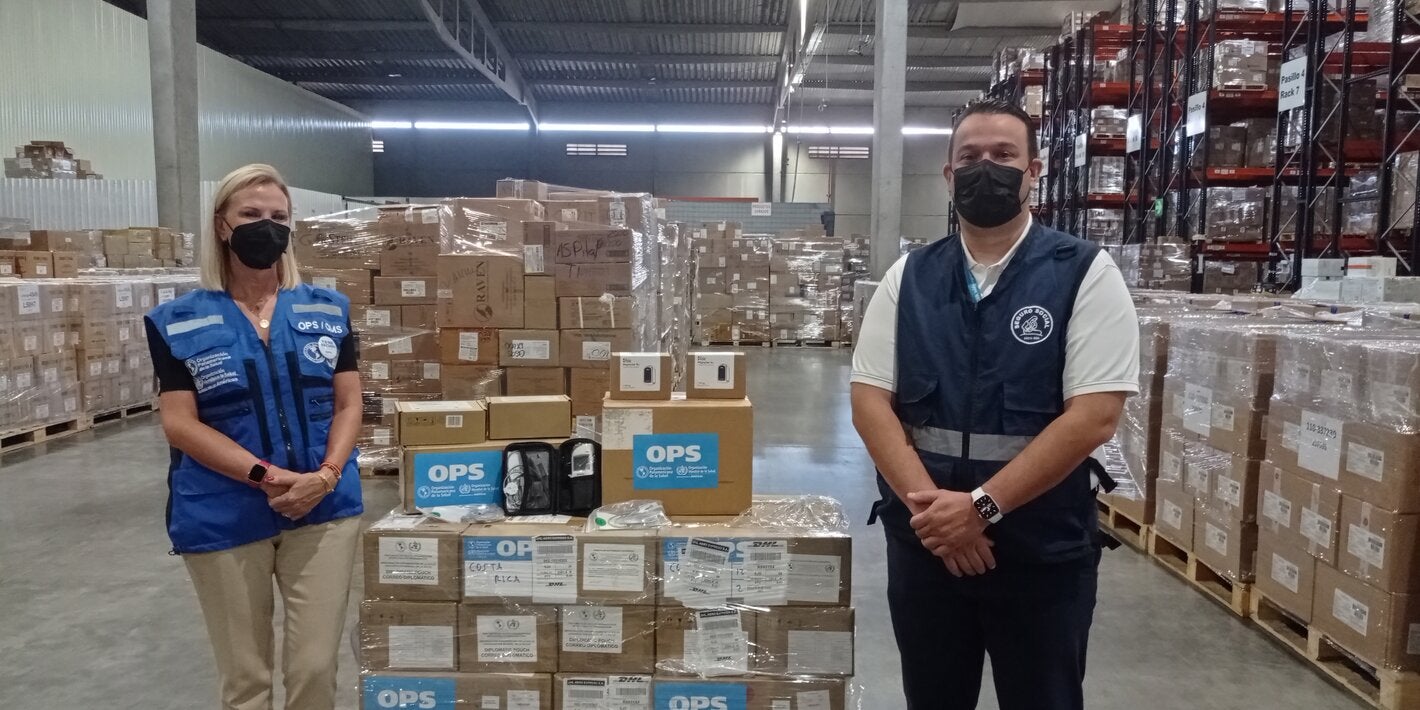 La Dra. María Dolores Pérez realizó la entrega de los oxímetros