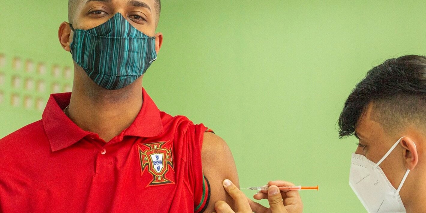 Homem é vacinado contra COVID-19