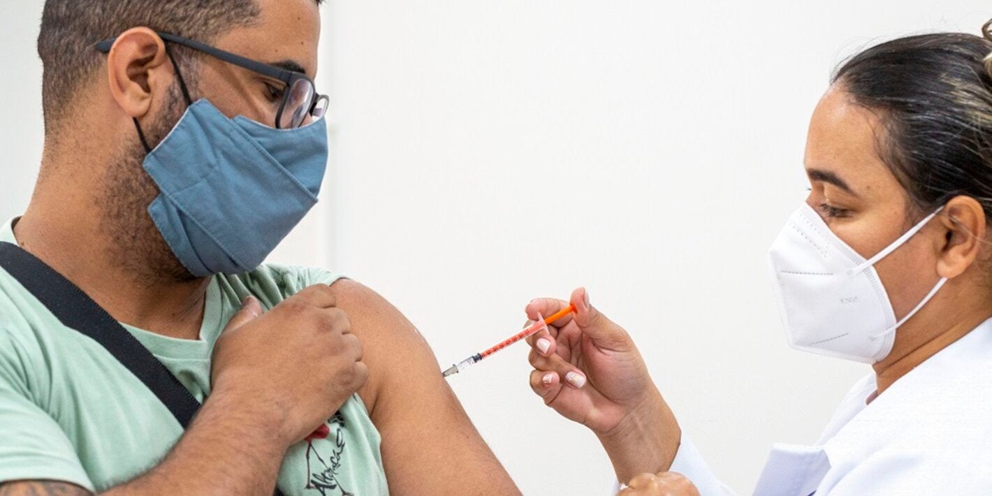 Homem é vacinado contra COVID-19