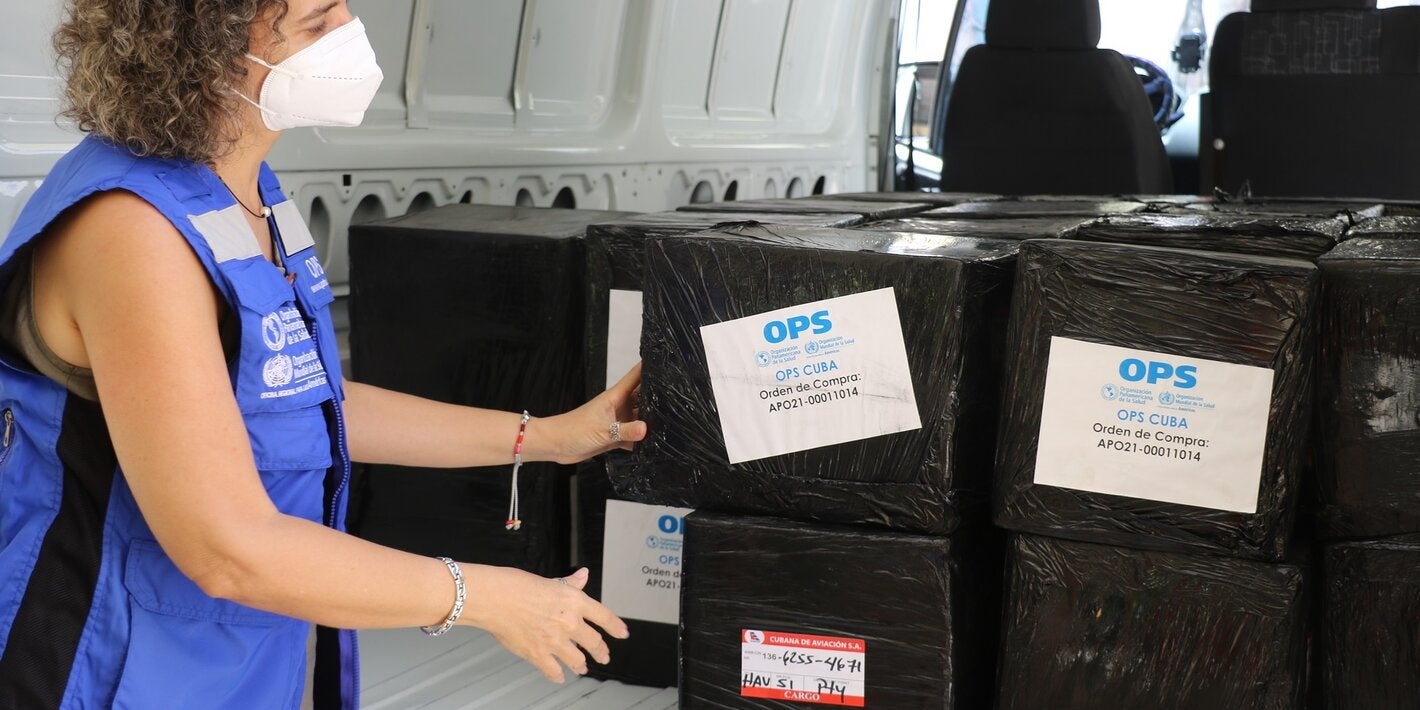 Donación guantes a Ministerio de Educación